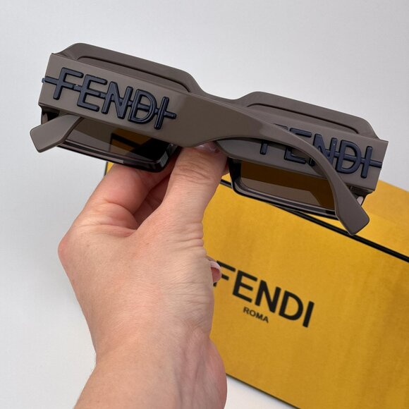 Fendi FENDIGRAPHY FE40073U 50E  Women NEW AUTHENTIC Sunglasses Rectangle Brown - Picture 3 of 10